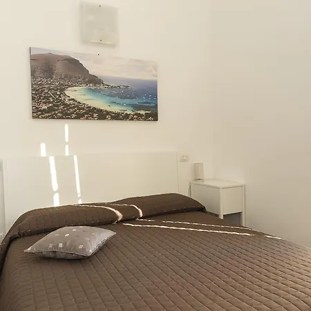 Ai Lattarini House Bed & Breakfast 4*